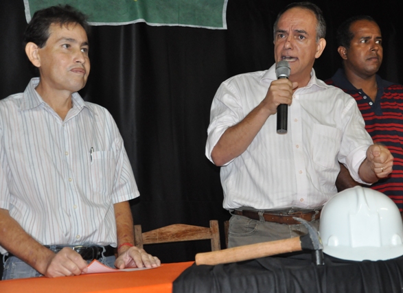 'Sentimos que o movimento sindical estava &oacute;rf&atilde;o, pois o PT abandonou a luta sindical', afirmou Valdir Correia (na foto ao lado do ex-prefeito Z&eacute; do P&aacute;tio) - Foto Denilson Paredes/GazetaMT