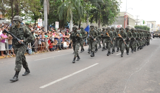 Militares levaram equipes e ve&iacute;culos num desfile marcado pela precis&atilde;o