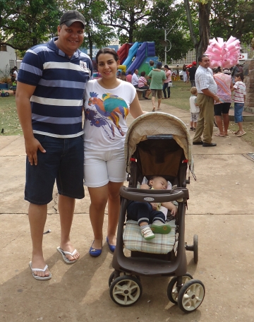 Carlos e Daiany levaram o filho de apenas cinco meses para homenagear a p&aacute;tria