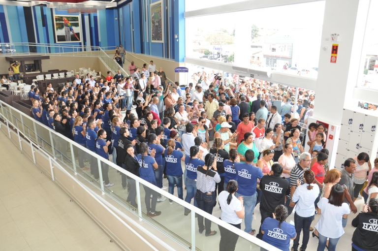 Popula&ccedil;&atilde;o entrando na loja. Foto: Marcos Magalh&atilde;es/GazetaMT