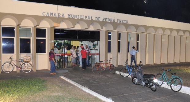 Muitas pessoas foram acompanhar a sess&atilde;o realizada ontem a noite