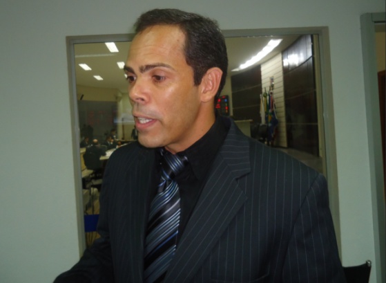 Arist&oacute;teles Cadid&eacute;, l&iacute;der do prefeito, explicou tr&acirc;mite para a aprova&ccedil;&atilde;o dos projetos.