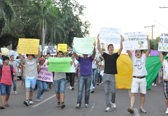 Os protestos, que tiveram origem em S&atilde;o Paulo, onde estudantes lutavam pela redu&ccedil;&atilde;o na tarifa do transporte coletivo, se espalharam por todo o Pa&iacute;s - Foto Marcos Magalh&atilde;es/GazetaMT