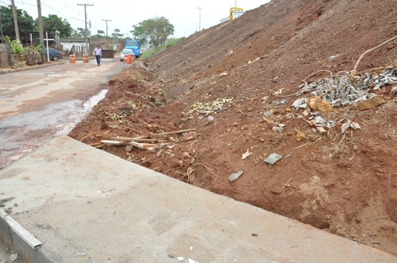 'J&aacute; deveriam ter plantado, para segurar a terra da cabeceira da ponte (talude) no lugar. Isso tudo pode descer para dentro do t&uacute;nel e do rio', denunciou Jailton do Pesque Pague - Foto GazetaMT