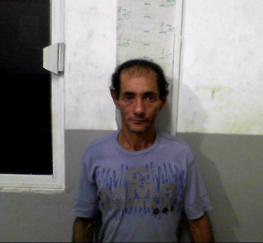 Almir Gomes Pereira, 46 anos, informou que é usuário e que teria adquirido a droga com o traficante conhecido por “Baianinho”. Foto: Assessoria PM