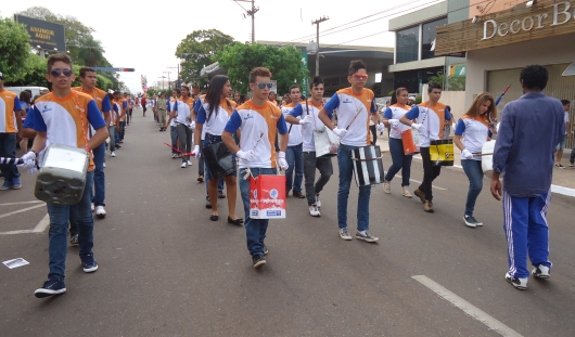 Banda formada com equipamentos feitos com reciclagem agradou o p&uacute;blico