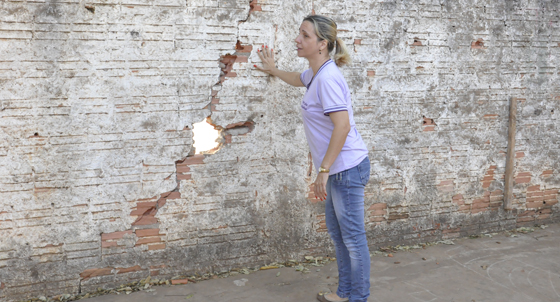 Servidora mostra muro com buraco e sob risco de desabamento