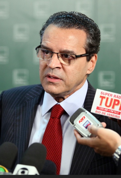 Presidente da C&atilde;mara, Henrique Eduardo Alves, recebeu manifestantes ontem