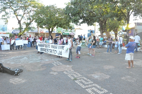 Os manifestantes defendem melhorias na sa&uacute;de, seguran&ccedil;a p&uacute;blica e amplia&ccedil;&atilde;o na cobertura do passe livre - Foto Marcos Magalh&atilde;es/GazetaMT
