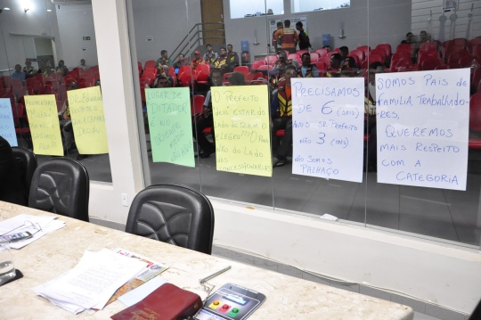 Mototaxistas colaram cartazes criticando proposta de redu&ccedil;&atilde;o do prazo