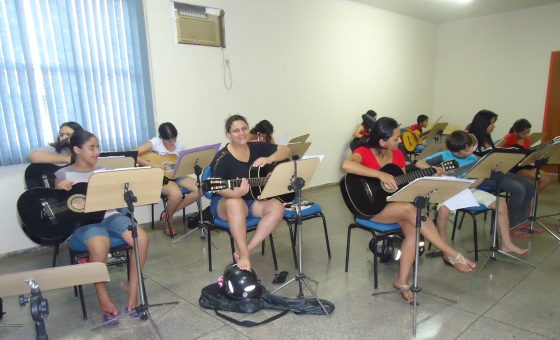 Centro oferece instrumentos musicais para alunos que não têm condições de comprá-los