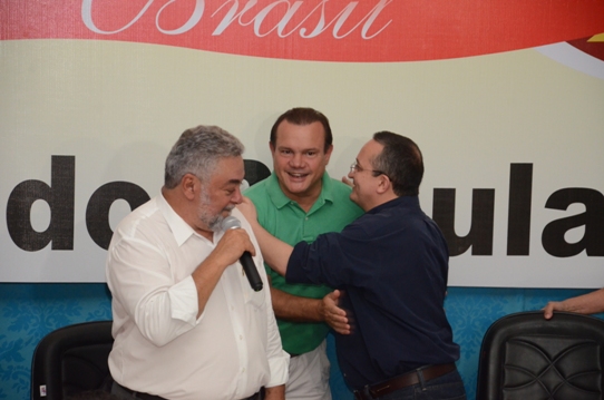 Wellington &eacute; cumprimentado pelo senador Pedro Taques e pelo prefeito Percival Muniz, no momento em que foi convidado a ser candidato a senador na chapa do pedetista - Foto GazetaMT