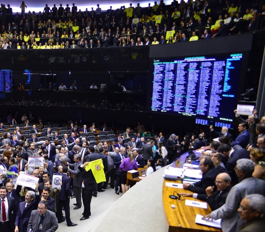 Centenas de manifestantes lotaram galerias para acompanhar a sess&atilde;o