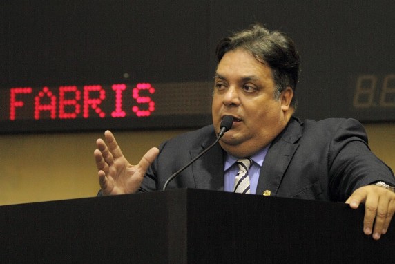 A proposta de autoria do deputado Gilmar Fabris (PSD) visa implementar as escolas em tempo integral nas regi&otilde;es consideradas de maior vulnerabilidade social