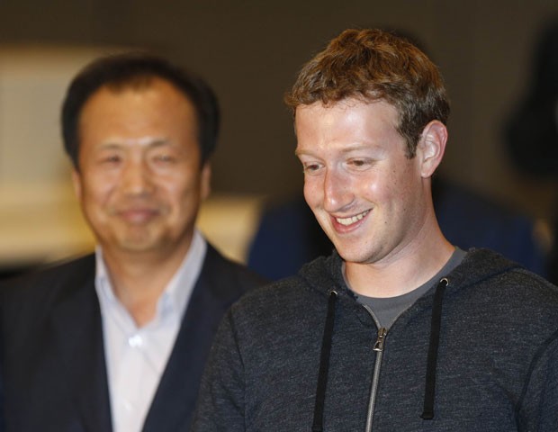 Shin Jong-kyun, chefe da divisão de celulares da Samsung Electronics, e Mark Zuckerberg, CEO do Facebook, se reuniram junto com Jay Y. Lee, vice-presidente do conselho administrativo da Samsung, no escritório da companhia em Seul