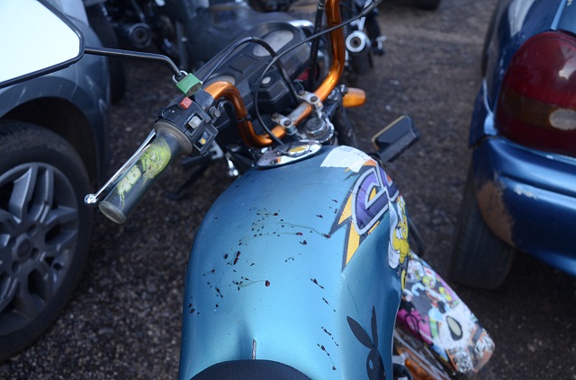 marcas de sangue no tanque da moto (foto: Luan Dourado)