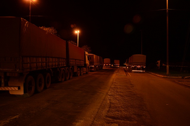 Fila de caminhões retidos no Posto 201 da PRF (Foto: Luan Dourado)