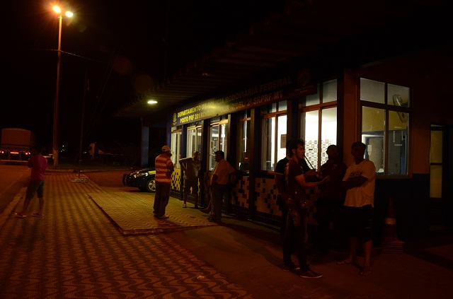 Vários motoristas retidos no Posto PRF (fotos: Luan Dourado)