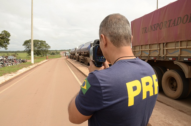 PRF Bolgnez, usando o radar eletrônico fotográfico (Foto: Luan Dourado)