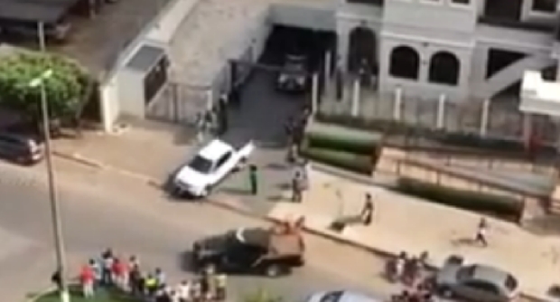 Momento em que o governador Silval Barbosa era 'escoltado' pela PF