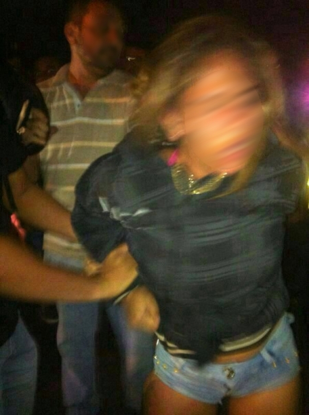 Ap&oacute;s fuga do comparsa, menor foi capturada e espancada