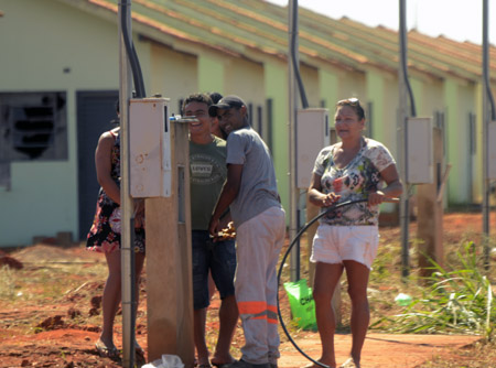 A invas&atilde;o do residencial aconteceu na madrugada da &uacute;ltima sexta-feira, 25, quando as cerca de 500 fam&iacute;lias ocuparam as casas do residencial - Foto Luan Dourado/GazetaMT