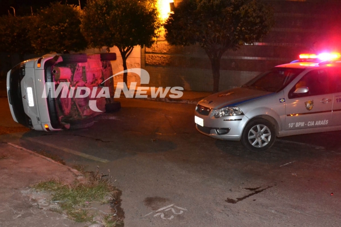 Veículo Outlander tombou após colisão com outro carro, ocupantes não se feriram gravemente (Foto-Midianews)