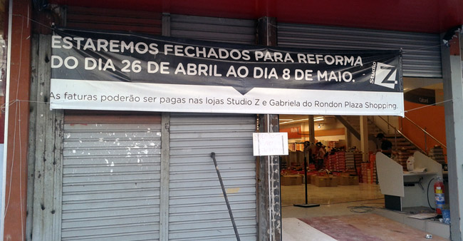 Lojistas colocaram faixa informando data de reinaugura&ccedil;&atilde;o, mas n&atilde;o pediram desculpas pelo transtorno