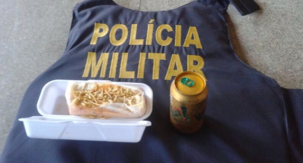 Lanche oferecido aos policiais militares a título de almoço: Padrão Fifa?