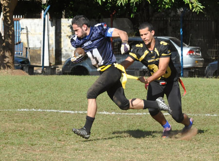 Com boa leitura do jogo na defesa, Lucas "Guilhotina" conseguiu v&aacute;rias intercepta&ccedil;&otilde;es no domingo - Foto: GazetaMT 
