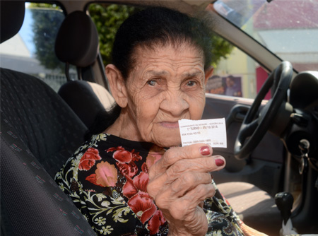 'Eu vim votar para melhorar minha vida, de meus filhos e de meus netos, dos meus bisnetos', disse a idosa Ana Rosa Neves, de 86 anos - Foto Luan Dourado/GazetaMT