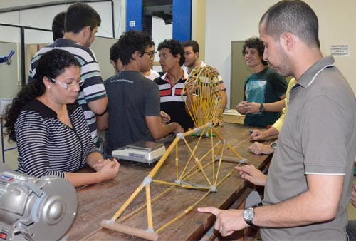 Maquetes feitas de macarrão e cola são analisadas por professores na bancada - Foto: GazetaMT