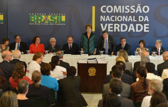 Documenta&ccedil;&atilde;o entregue &agrave; presidente Dilma tamb&eacute;m est&aacute; dispon&iacute;vel para consulta na internet