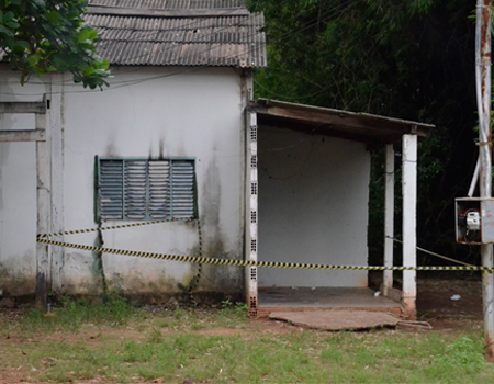 Local onde encontraram uma das vítimas, no antigo prédio da colônia Z3 - Foto: GazetaMT