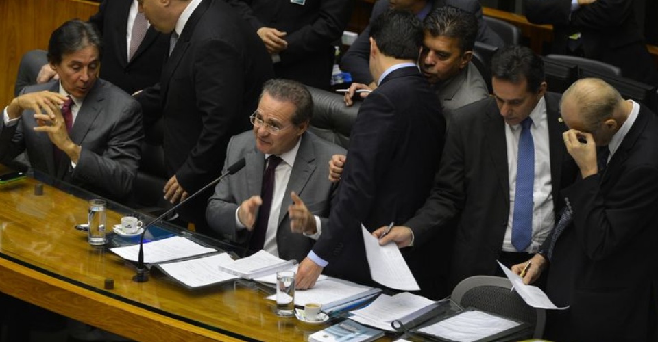 O presidente Renan Calheiros (PMDB) disse que galerias do Senado foram tomadas por militantes de partidos