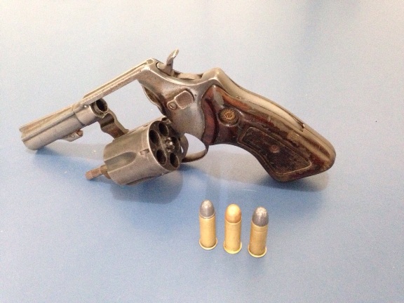 Com os menores foi apreendida um revólver calibre 38 e três munições intactas - Foto Luan Dourado/GazetaMT