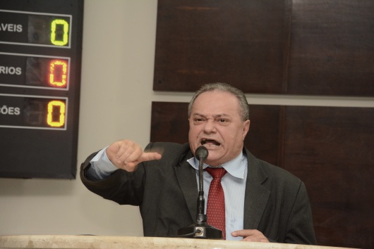 Ful&ocirc; reclamou da condu&ccedil;&atilde;o e tentou impedir vota&ccedil;&atilde;o do projeto sobre elei&ccedil;&atilde;o da Mesa