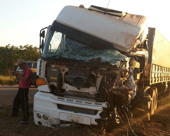 O veículo Ford Fiesta de cor prata, que seguia no sentido Cuiabá, tentou forçar uma ultrapassagem sobre a ponte do Rio das Mortes e acabou colidindo frontalmente com uma carreta - Foto PRF