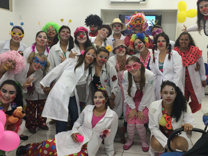 Grupo de palhaços formado por alunos fez a festa no Lar dos Idosos