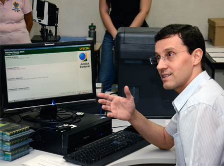 A carga de dados consiste basicamente em formatar e instalar os dados dos eleitores de cada sess&atilde;o eleitoral em flash cards - Foto Luan Dourado/GazetaMT