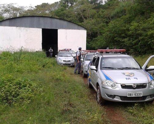 A droga foi encontrada dentro de um galpão em uma fazenda localizada próximo à MT 270, saída para Guiratinga. A apreensão é considerada a maior dos últimos anos - Foto PM 