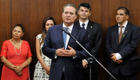 Medeiros e outros tr&ecirc;s suplentes foram empossados pelo presidente do Senado, Renan Calheiros