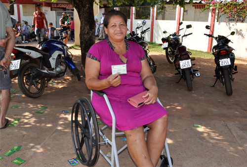 'Eu vou votar seja onde for, quero &eacute; votar. Fa&ccedil;o quest&atilde;o e n&atilde;o desisto', disse a acidentada Marlene da Silva - Foto Emerson Dourado/GazetaMT