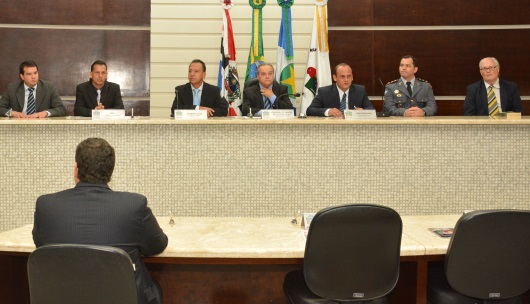 Sess&atilde;o extraordin&aacute;ria foi prejudicada pela falta de servidores