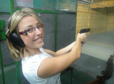 Marina praticando tiro com uma pistola foto:Divulgação
