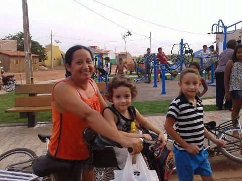 O bairro fica mais animado e eu fico muito contente por a prefeitura ter lembrado da gente", declarou a moradora Joana Am&acirc;ncio Rosa - Foto Denilson Paredes/GazetaMT