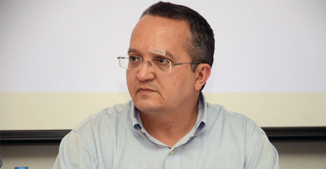 Pedro Taques (PDT) com o curativo na testa, ironizou o acidente ocorrido neste s&aacute;bado
