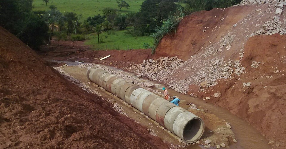 Manilha colocada sob a pista pode causar novos rompimentos no futuro