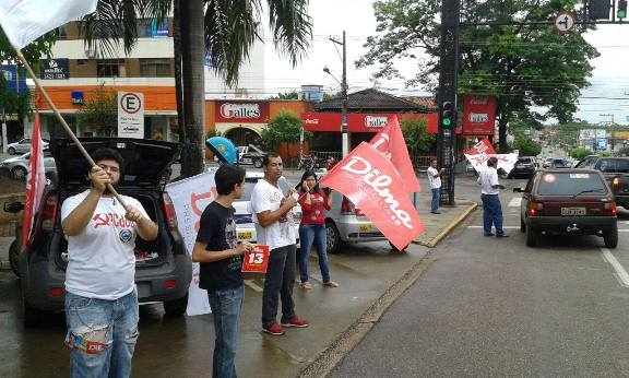 Um grupo de apoiadores da candidata Dilma Rousseff se reuniu no centro da cidade para adesivar carros e conversar com eleitores - Foto GazetaMT