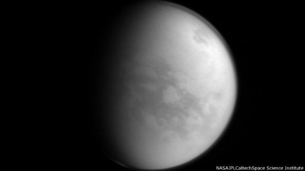 Foto de Titã, a lua gelada de Saturno, colhida pela missão Cassini em 8 de janeiro de 2015, de uma distância de cerca de 1,9 milhões de quilômetros